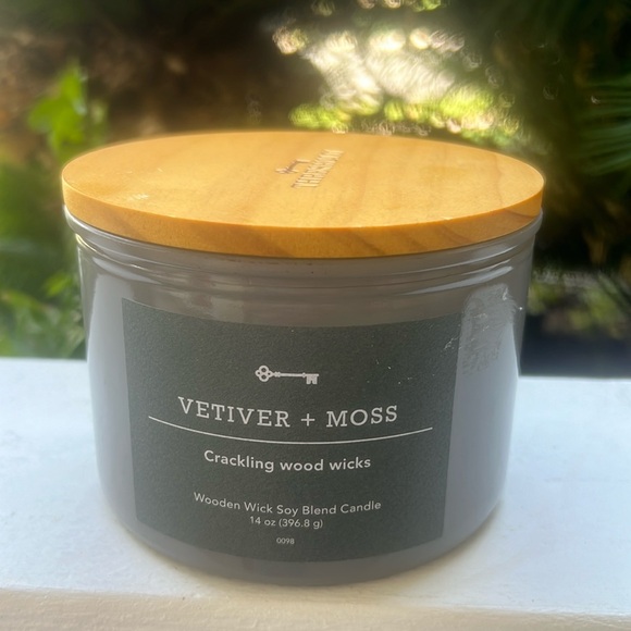 Vetiver + Moss Scented Candle - Picture 4 of 16